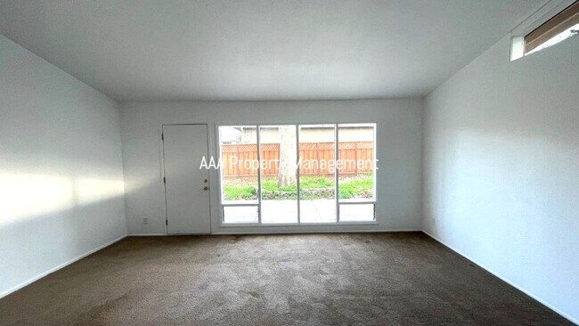 Foto del edificio - Concord Beautiful 3 bedroom 2 bathroom hom...