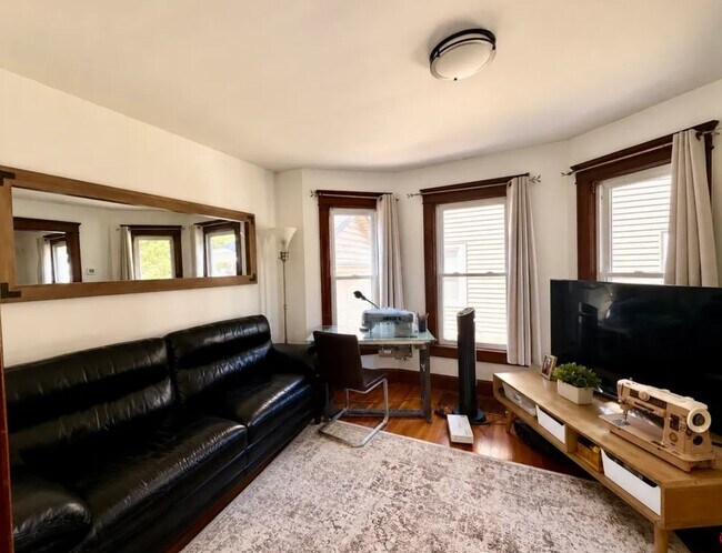 Foto del edificio - 128 Crestmont Rd