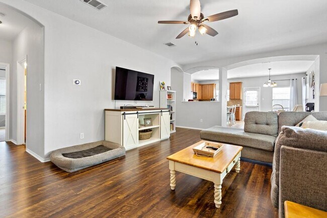Building Photo - Open Floorpan is Move in Ready just for yo...