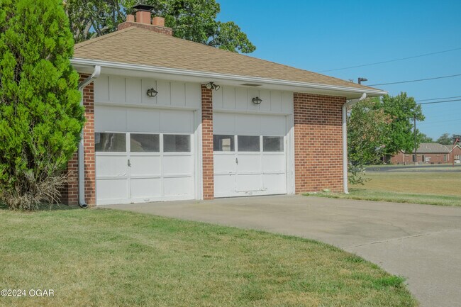 Building Photo - 815 E 33rd St