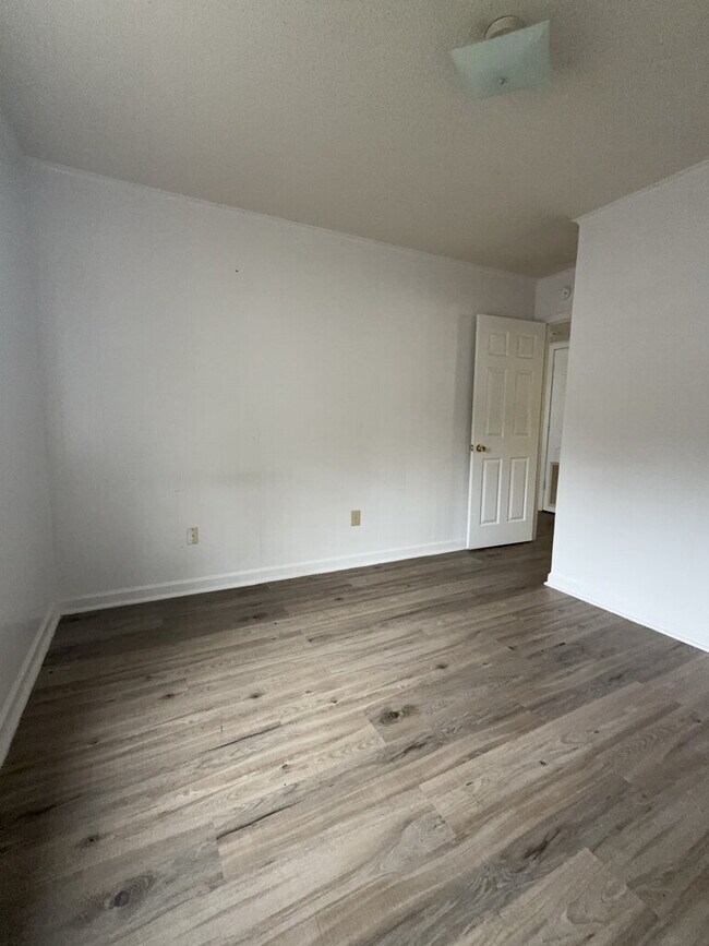 Building Photo - Charming 2 Bedroom Apartment 216 Zack Circle #B