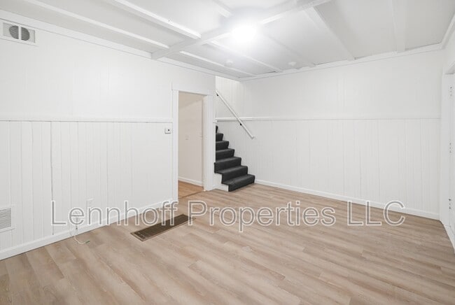 Building Photo - 27 Hilton St