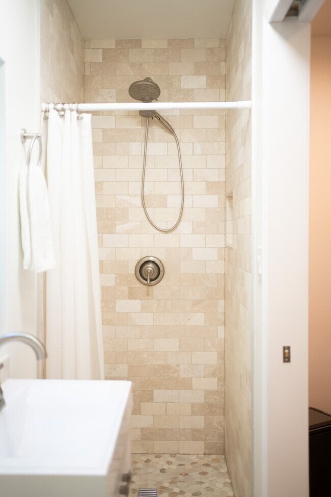 Foto del edificio - 1506 Kenwood Ave