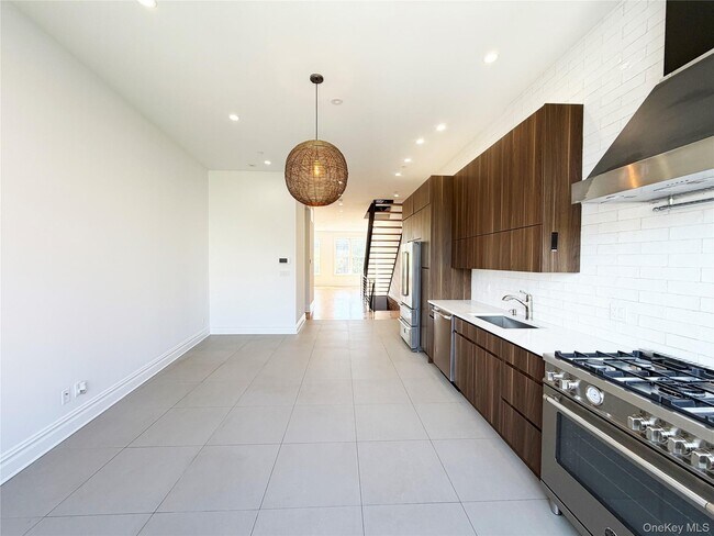 Foto del edificio - 333 Tompkins Ave