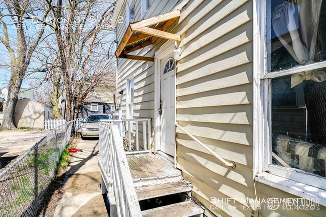 Building Photo - 25 Burton St SW #2 - Large 3-bedroom unit!