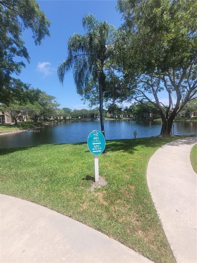 Foto del edificio - 651 Cypress Lake Blvd