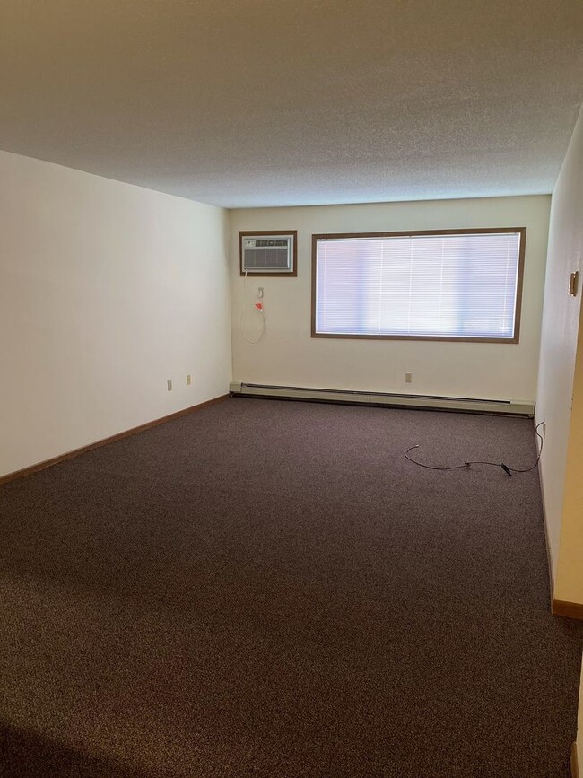 Building Photo - M&amp;M Apartments