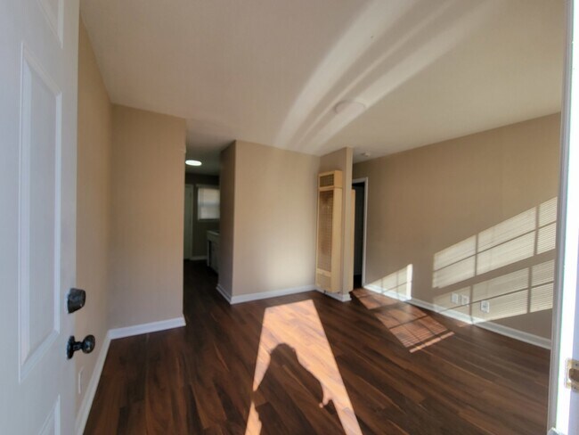 Building Photo - SECTION 8 APPROVED! $100 GIFT CARD & 1/2 O...