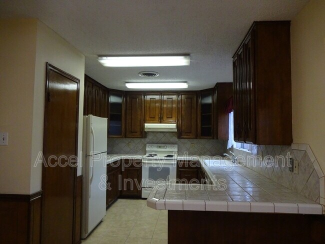 Building Photo - 404 W Gardenia Ave