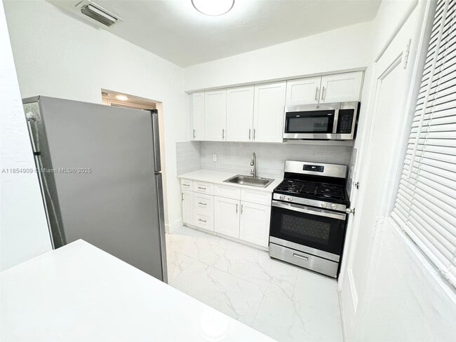 Building Photo - 7435 Byron Ave