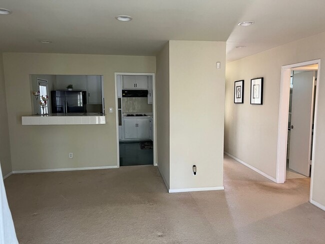 Building Photo - 3 Bedroom 2 Bath Well Kept Traditional Hom...