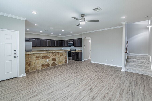 Building Photo - 4 Bed, 4 Bath Townhome in The Barracks!