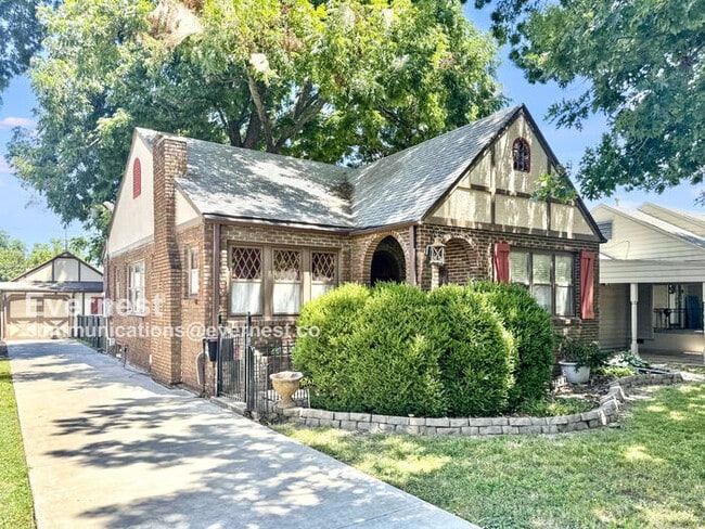 Building Photo - 1127 E 36th Pl