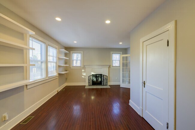 Foto del edificio - Modern End-Unit Townhome with Garage + Outdoor Space in SE DC