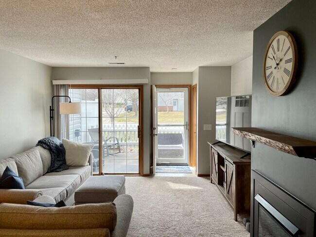 Building Photo - 2552 Bedford Ct