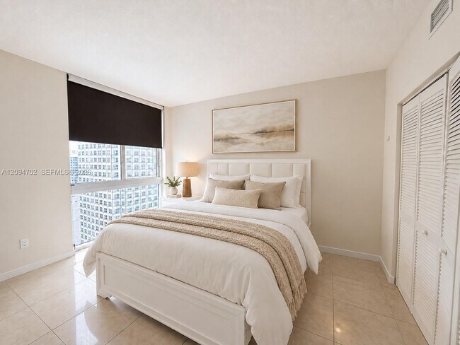 Foto del edificio - 325 S Biscayne Blvd