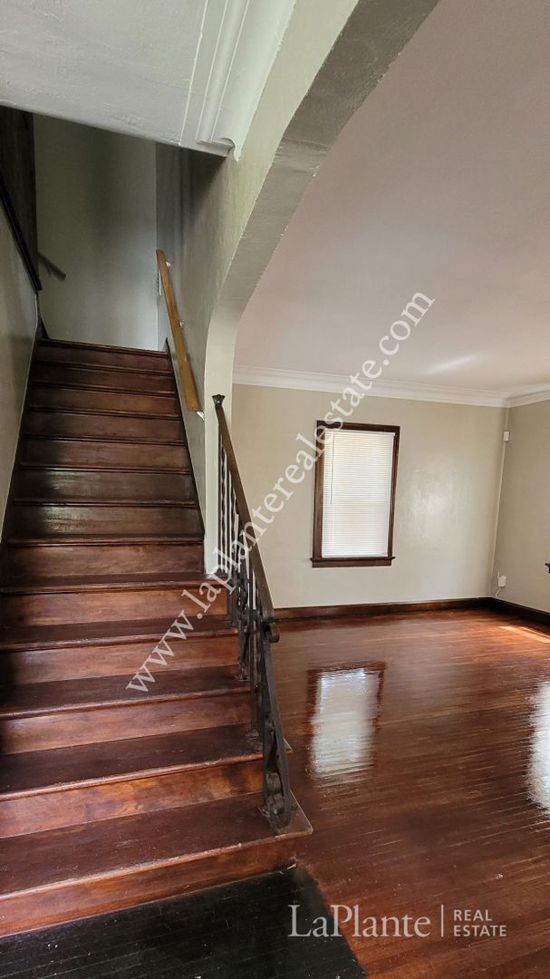 Building Photo - Cute 3 Bedroom Home near Jermain Park, Ava...