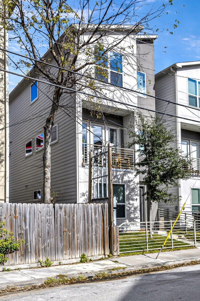 Building Photo - 3105 Gillespie St