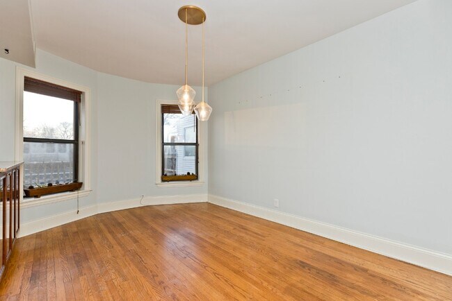 Building Photo - 4358 N Kenmore Ave