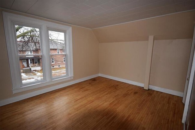 Building Photo - 1 Bedroom Upper