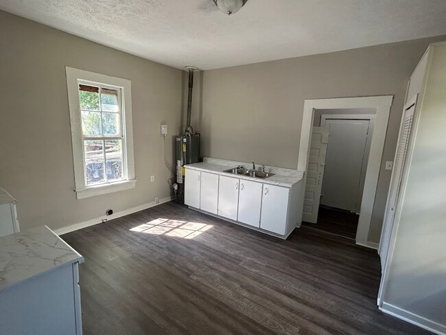 Building Photo - Clean Updated--1 bedroom 1 bath home close...