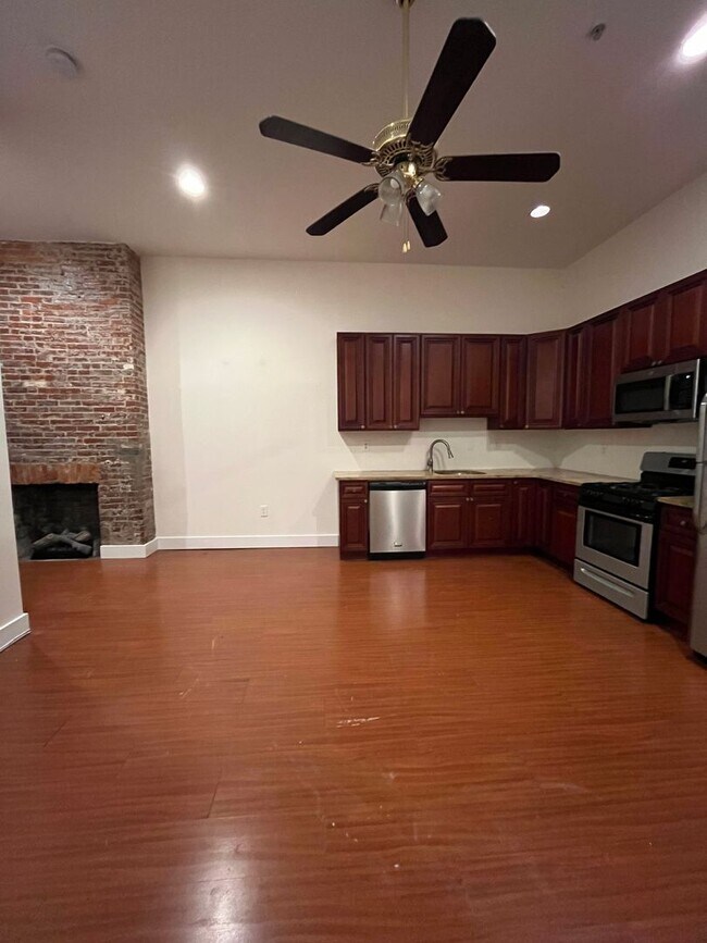 Foto del edificio - Spacious Two Bedroom Apartment in Washingt...