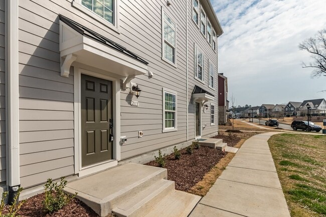 Building Photo - Available NOW! 4 Bed, 4 Bath in 751-South Neighborhood!