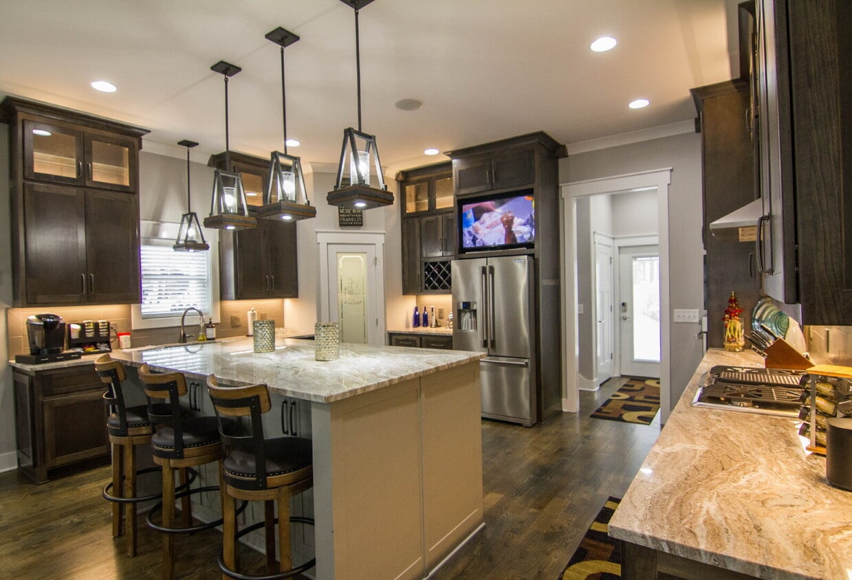 NOW AVAILBLE!! Furnished Custom-Built Home w/ Flexible Lease Options, 1.5 Miles to Broadway! - **COMING SOON!!** Furnished Custom-Built H...