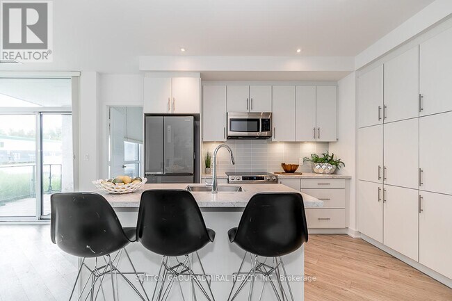 Photo du bâtiment - 375 Sea Ray Ave