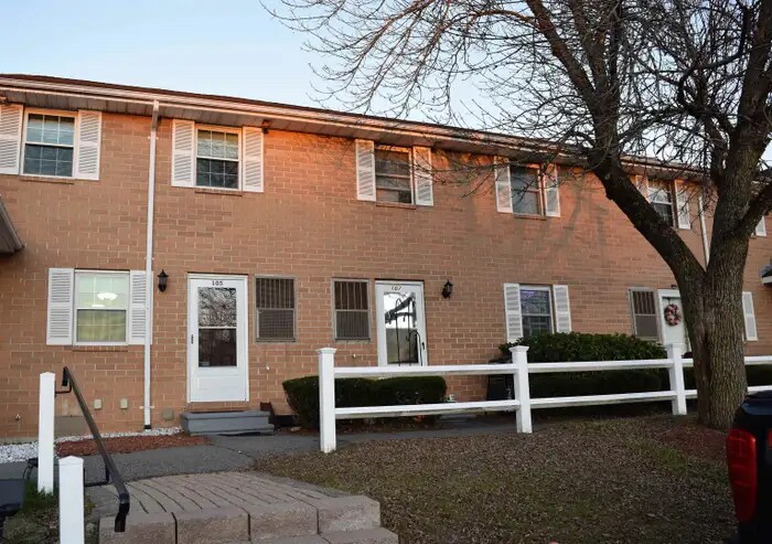 Foto principal - 105 Elmwood Dr