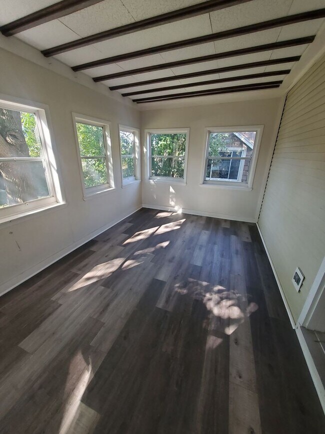 Foto del edificio - 2163-2165 S 87th St - Duplex