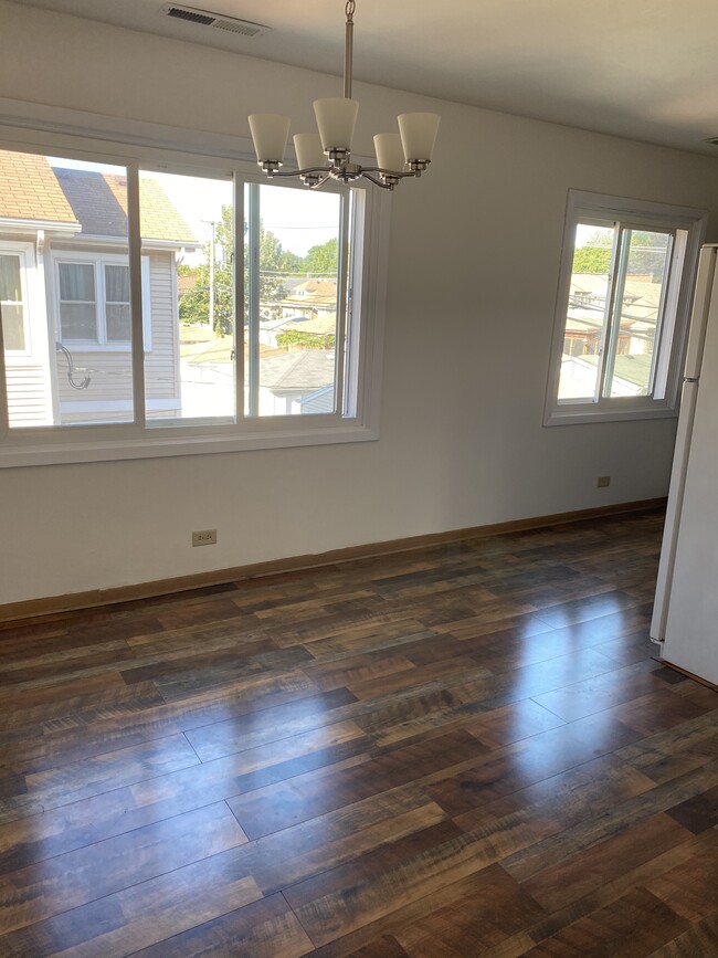 Dining Area - 5801 N California Ave