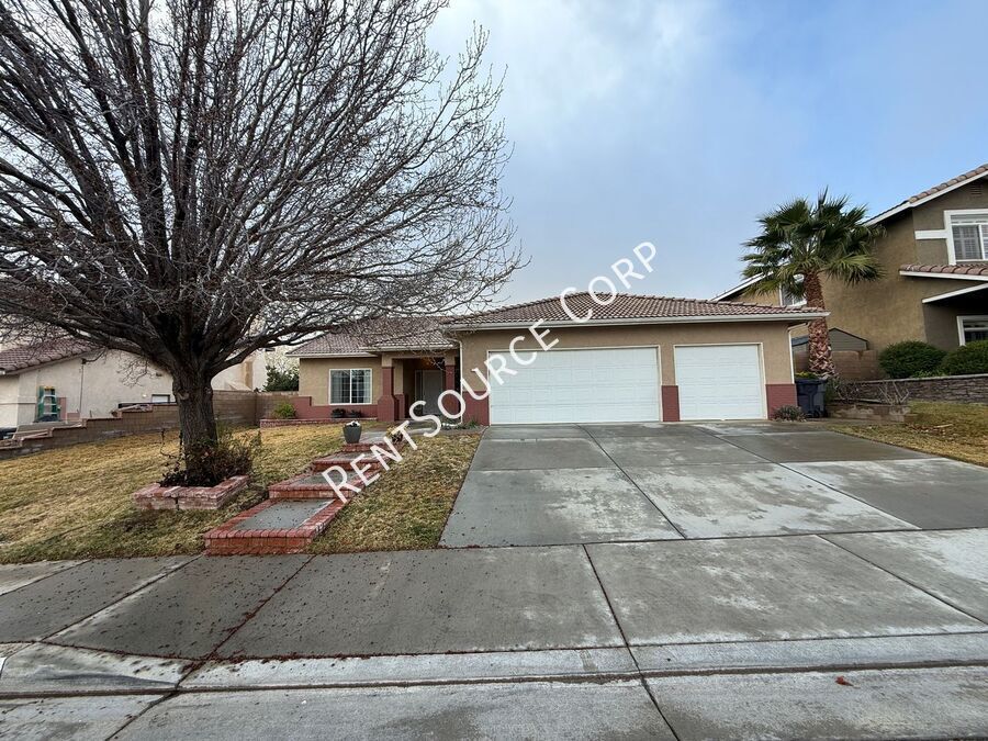 Foto principal - 4 Bedrooms/2.5 Bathrooms Single Story Home...