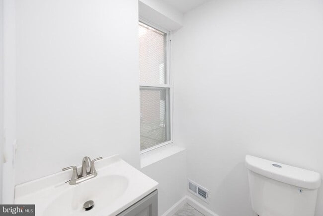 Building Photo - 948 Belmont Ave