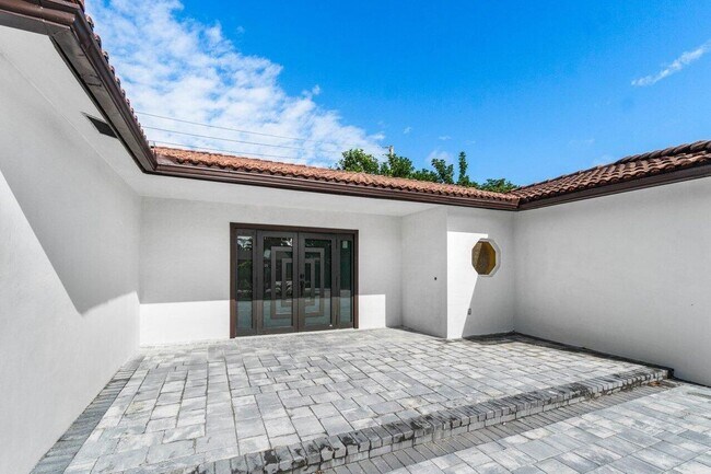 Foto del edificio - 899 NW 7th Dr