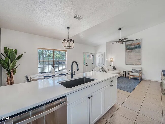 Foto del edificio - 6219 Poinciana Dr