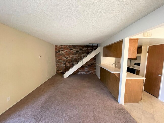 Foto del edificio - Centrally Located McKeon Condo