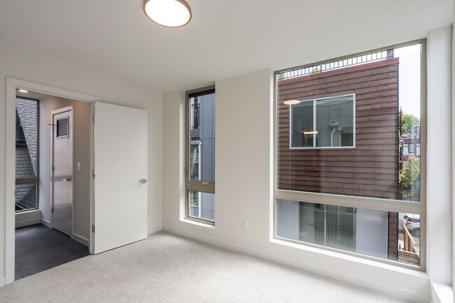 Building Photo - 1119 14th Ave