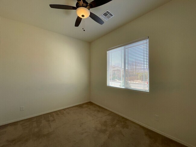 Foto del edificio - APPLY NOW - 949 N Gomez St
