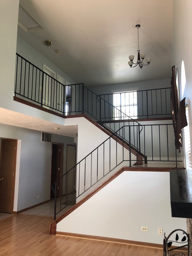 Building Photo - Addison,  Spacious 2 story Townhome on Cul...