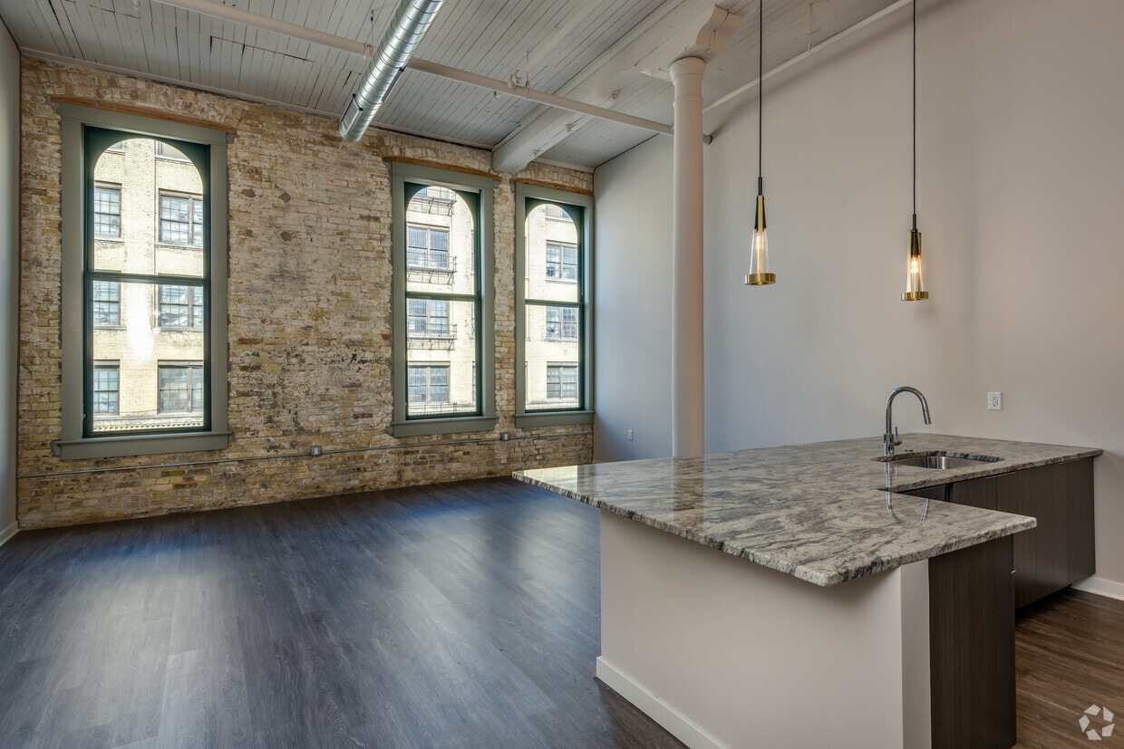 Cream City Lofts Rentals in Milwaukee at 135 W Seeboth St