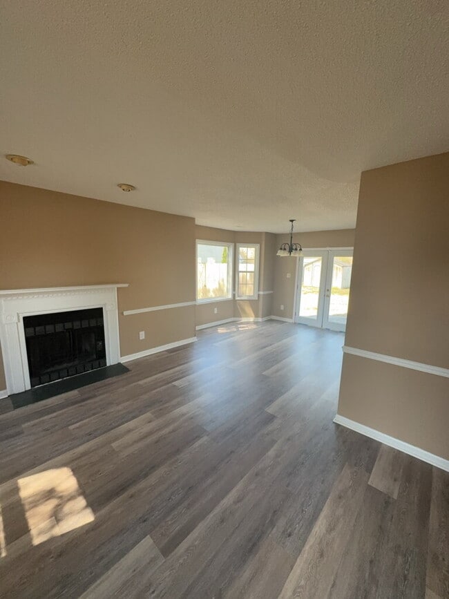 Building Photo - 105 Palamino Ct