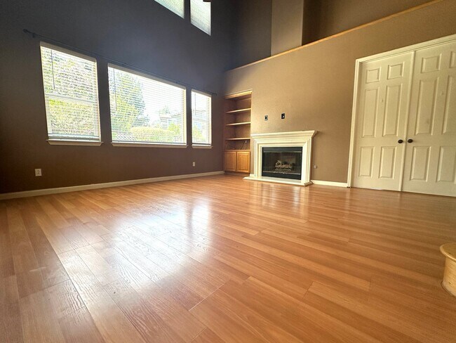 Building Photo - Beautiful 4-Bedroom Home in Prime Brentwoo...