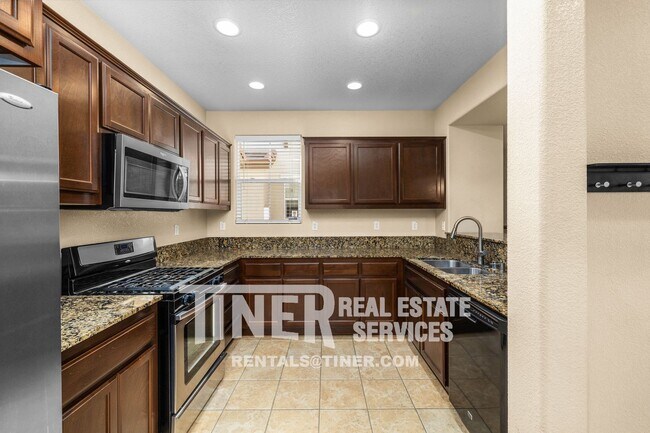 Foto del edificio - Chic 2 Bedroom Home with Den and Turfed Patio