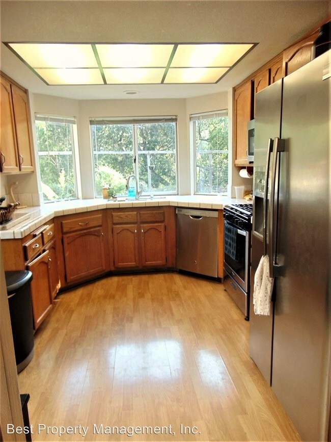 Building Photo - 21096 Greenwood Cir