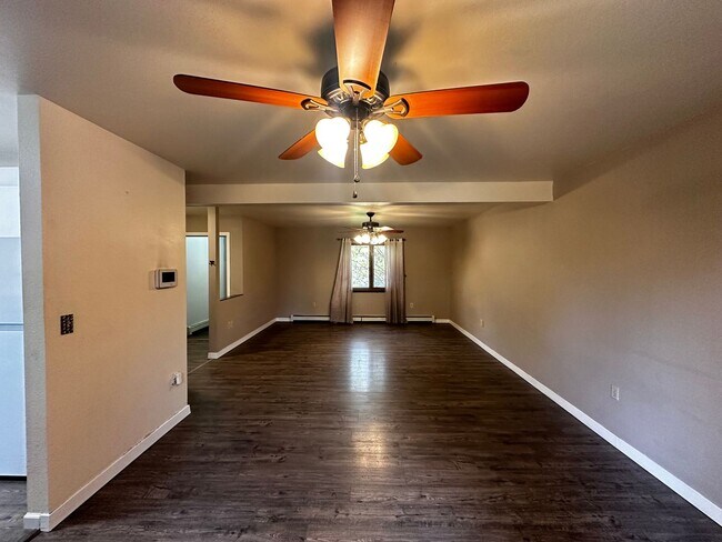 Building Photo - 3 Bed/2.5 Bath/1 Car Heated Garage (All Ut...