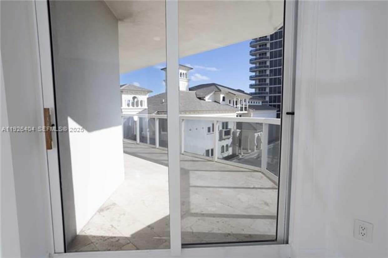 Photo - 4779 Collins Ave appt 504 (A11926404)