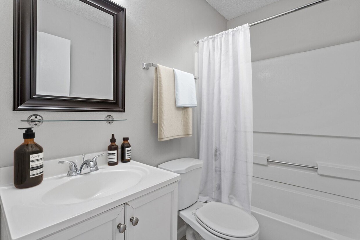 Foto del edificio - ** COMING SOON ** Charming, updated 2BR/2BA