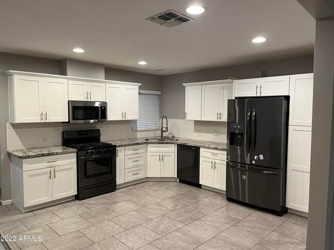 Building Photo - 4224 E Wilshire Dr