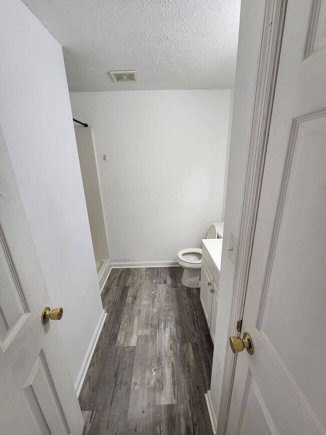 Foto del edificio - Cozy 1-Bedroom Single-Level Home with Yard and Washer/Dryer Included in Doyle, TN